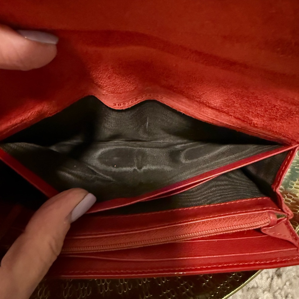 Gucci Red Clutch with Glossy Finish and Fold-Over Design - Picture 12 of 15